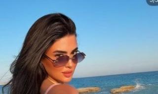 ميرنا نور الدين تستمتع بأجواء الصيف بالقفز من الطائرة والجلوس على شاطئ البحر