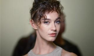 مكياج
الـ5
دقائق
للمرأة
العملية..
كيف
تختصرين
الوقت
دون
التنازل
عن
جمالك؟