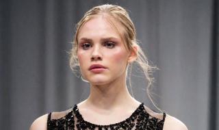 صيحات
مكياج
ناعمة
مستوحاة
من
عروض
الأزياء
ليوم
الحب
2026