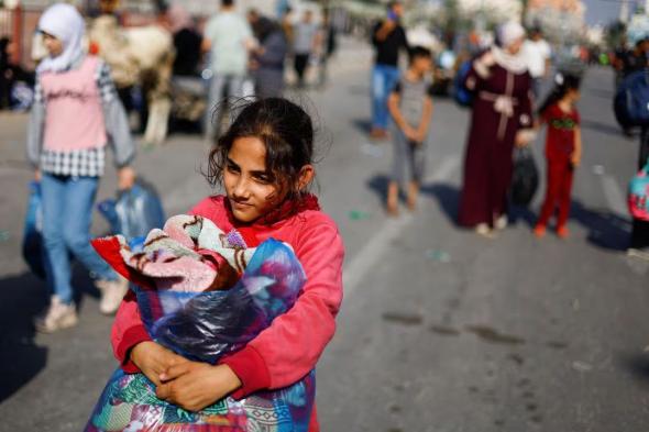 صور: بوجوه حزينة ودموع.. الفلسطينيون ينزحون من شمال إلى جنوب غزة