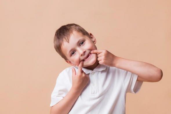 أسباب ظهور الضروس قبل الأسنان عند الأطفال