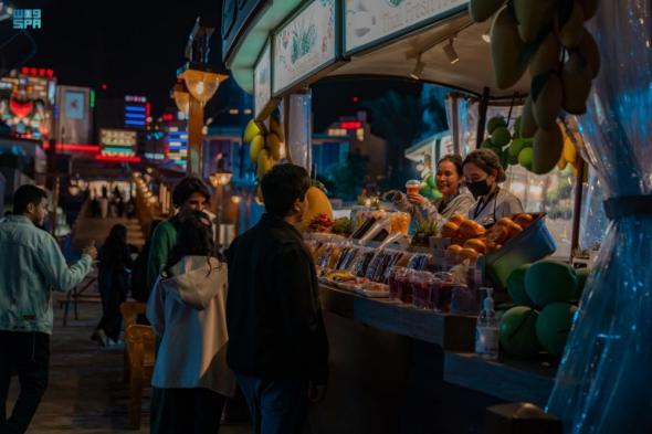 "السوق العائم".. التسوق على الطريقة الآسيوية في بوليفارد وورلد