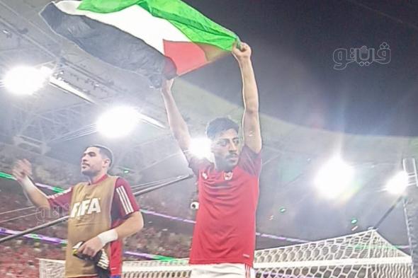 صور.. لاعبو الأهلي يحتفلون بعلم فلسطين بعد الفوز على اتحاد جدة بمونديال الأندية