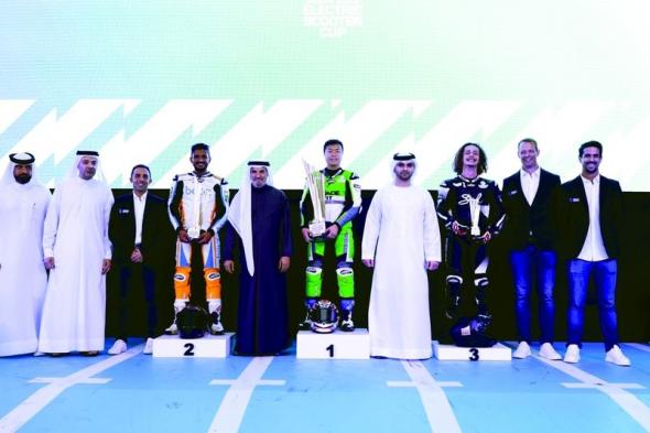 منصور بن محمد يتوج الياباني أوكوبو بلقب «كأس دبي للسكوتر الكهربائية»