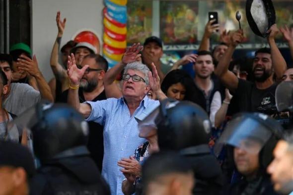 آلاف الأرجنتينيين يتظاهرون احتجاجًا على إجراءات الرئيس ميلي الاقتصادية