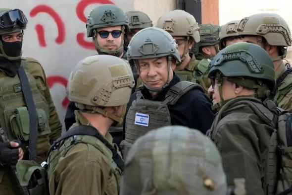 التقط صورة مع نتنياهو.. شاب ينتحل صفة جندي ويخدع الإسرائيليين ويسرق أسلحة قتالية
