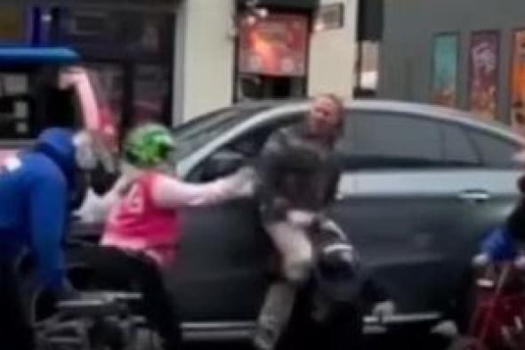 عصابة تهاجم ممثلا أمريكيا بشوارع هوليود نهارا.. صور