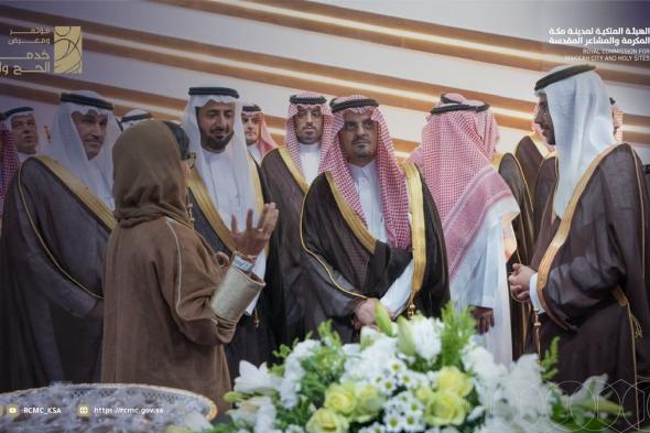 نائب أمير مكة يطّلع على جناح الهيئة الملكية المعماري في مؤتمر الحج والعمرة