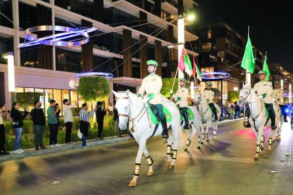 «كرنفال شرطة دبي» يجوب شارع السعادة