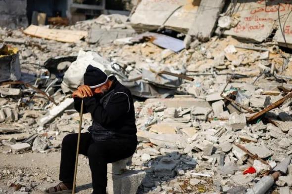 غزة.. قصة مؤلمة لعائلة تعاني لانتشال جثامين أطفالها الثلاثة من تحت الأنقاض