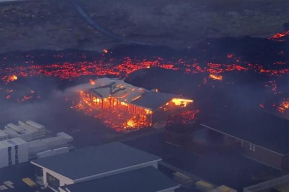حمم بركانية تلتهم منازل في آيسلندا