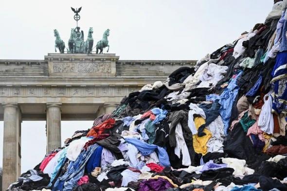 حول العالم في صورة: أسبوع الموضة في ألمانيا يتحوَّل إلى معرض للنفايات.. ما القصة؟