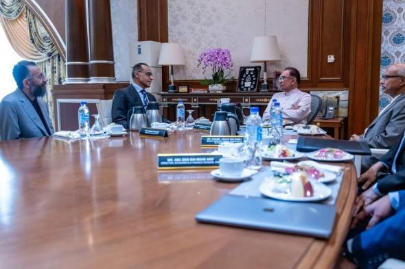 عبدالله كامل يبحث فرص الاستثمار مع رئيس وزراء ماليزيا