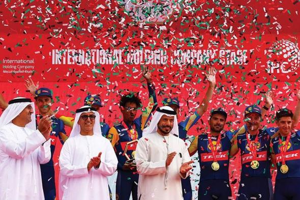 سلطان بن طحنون يكرِّم الفائزين في الدورة السادسة من طواف الإمارات