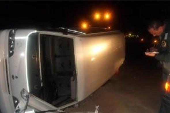 إصابة 15 شخصا فى حادث انقلاب سيارة ميكروباص بـ"صحراوى أسوان"