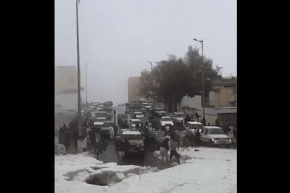 بالفيديو.. معركة بكرات الثلج في أحد شوارع أبها 
