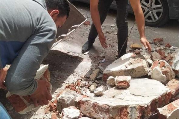 صور.. تحطم سيارتين إثر انهيار شرفة عقار في الإسكندرية