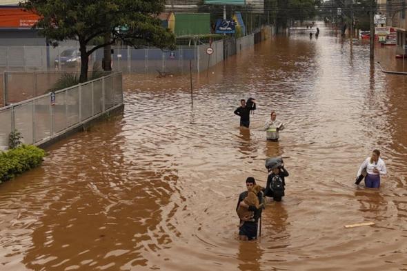 "أسوأ كارثة مناخية": فيضانات عارمة تودي بحياة 56 برازيليًّا وتعزل مدنًا بكاملها