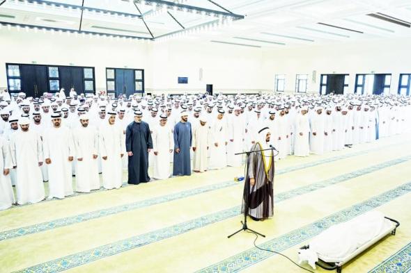 الشيوخ يؤدون صلاة الجنازة على جثمان هزاع بن سلطان