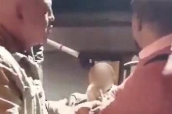 فيديو.. تركي يعتدي بالضرب على مواطن مصري أمام طفلته ويهدده بالموت