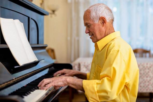 دراسة الموسيقى قد تزيد من المادة الرمادية في الدماغ لدى كبار السن