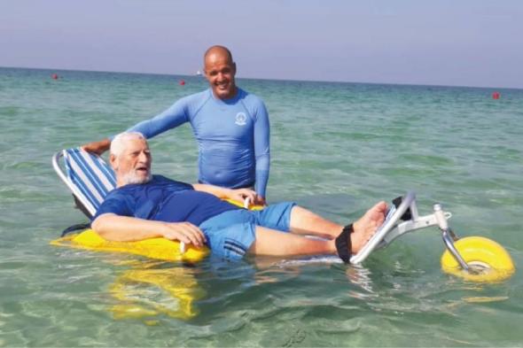 «الكرسي العائم» لكبار السن والمعاقين على شاطئ الحمرية