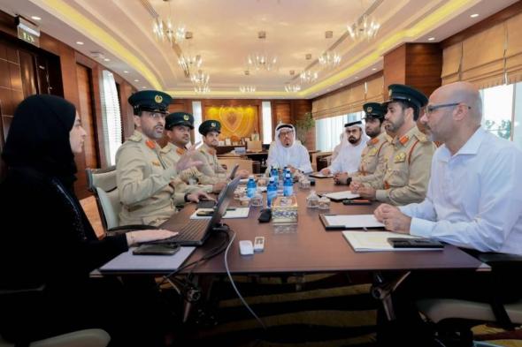 ضاحي خلفان يطلع على تقرير إدارة التميز والريادة بشرطة دبي