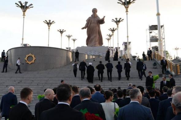 تمثال 80 متراً لشاعر في تركمانستان