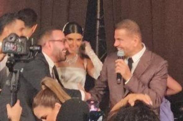 عمرو دياب يُحيى زفاف ريم سامى.. والسقا وزوجته مها الصغير يرقصان على أنغامه