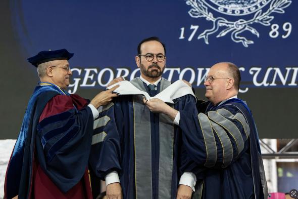 جامعة "جورج تاون" الأمريكية تمنح محمد القرقاوي الدكتوراه الفخرية في الإدارة الحكومية