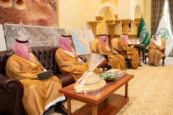 نائب أمير منطقة مكة يطّلع على الخطط المستقبلية لجامعة المؤسس