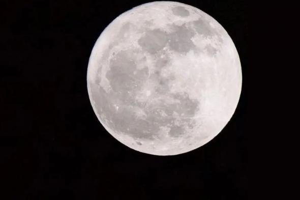 لقطات لاقتران القمر بـ”قلب العقرب” العملاق في سماء رفحاء