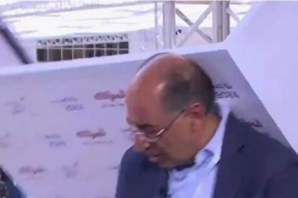 لوحة تسقط على وزير أردني خلال لقاء تلفزيوني