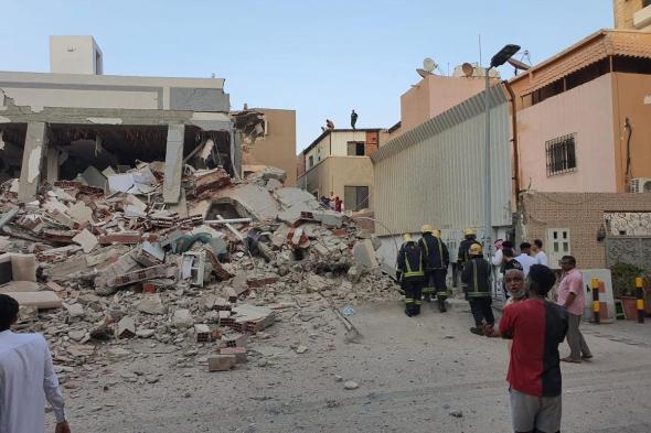 لليوم الثالث.. "مدني جدة" يواصل البحث عن مفقودين بركام مبنى الفيصلية المنهار