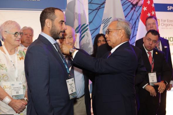 تكريم عبدالله الحربي رئيس مكتب الاتحاد الدولي للعقار في المملكة بوسام الشرف