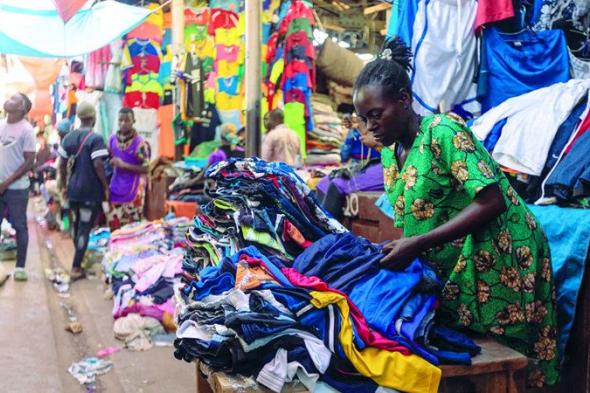 واردات دول شرق إفريقيا من الملابس الأميركية المستعملة مهددة بالتوقف