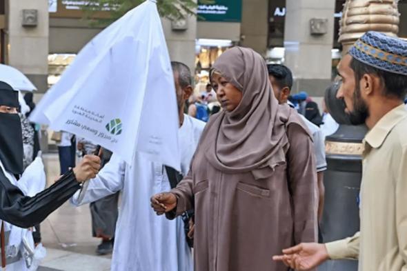أمانة المدينة المنورة تطلق مبادرة لتوزيع المظلات على الحجاج وزوار المسجد النبوي