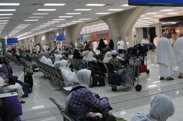 استمرار توافد الحجاج إلى مطار الملك عبدالعزيز بجدة استعداداً لأداء المناسك