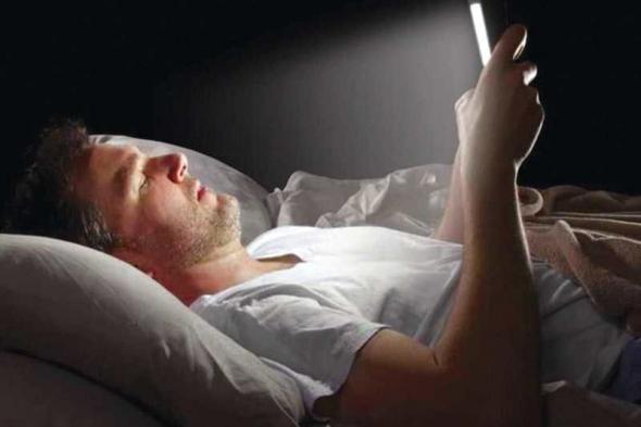 التوقيت الذي نغفو به أم النظر إلى الهاتف ليلا.. أيهما يؤثر أكثر على نومنا؟
