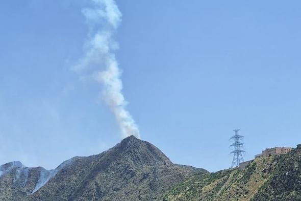 صاعقة تُشعل النيران في جبل فخر برجال ألمع.. و"المدني" يباشر عملية الإطفاء برًّا وجوًّا