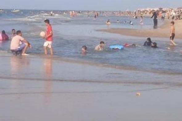 توافد المواطنين للاستمتاع بشواطئ مصيف بلطيم والاستعانة بـ120 منقذا.. صور