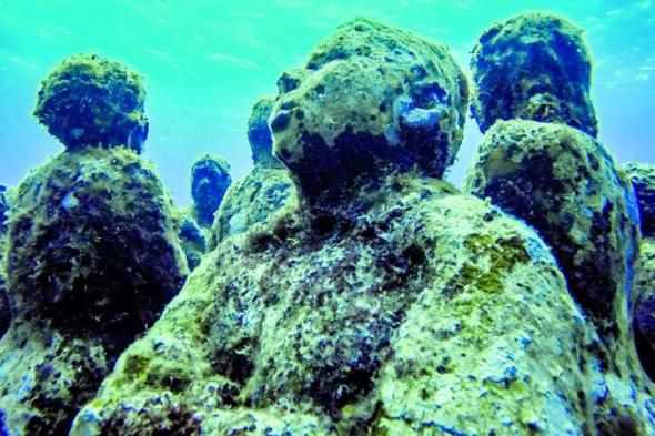 منحوتات فنية تحت الماء لحماية الشعاب المرجانية