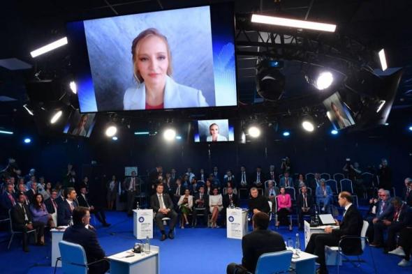 ظهور نادر لابنتي بوتين المفترضتين في منتدى رسمي بروسيا
