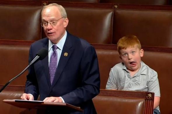 ماذا يفعل طفل في مجلس النواب الأمريكي وكيف خطف الأضواء؟  (شاهد الفيديو)