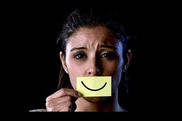 ما هو "الاكتئاب المبتسم".. وما هي أعراضه وأسبابه .. وعلاجه؟