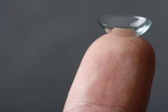 علماء يطورون عدسات اللاصقة ذكية ببطارية يمكن شحن بطاريتها عبر الدموع