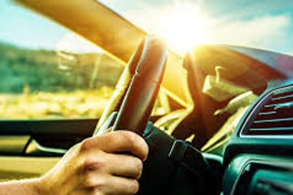 «الصحة»: 5 طرق لتجنب الإصابة بحرارة الشمس أثناء قيادة السيارات بالصيف