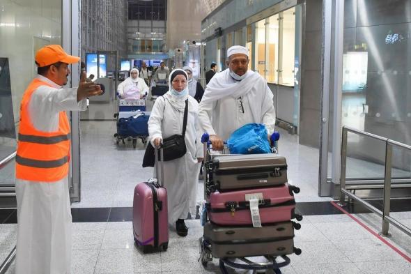 حفاوة استقبال الحجاج تمتزج بفرحة وصولهم إلى مطار المدينة المنورة