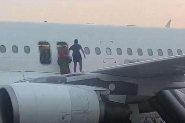 ألمانيا.. إجلاء نحو 100 شخص من طائرة ركاب بمطار شتوتجارت بسبب عطل فني