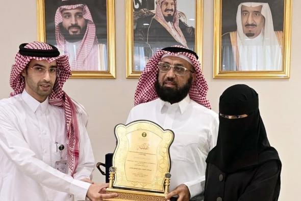 مدير بيئة مكة يُكرم الطالبة "سدن الدوسري" لفوزها في مسابقة "مداك"
